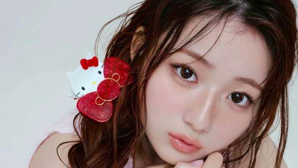 辻希美・長女 】ハローキティのグッズに囲まれアンニュイスマイル