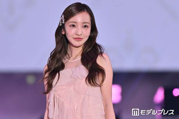 板野友美 多幸感たっぷり 板野友美、美デコルテ透けるノースリワンピ姿 アイドル