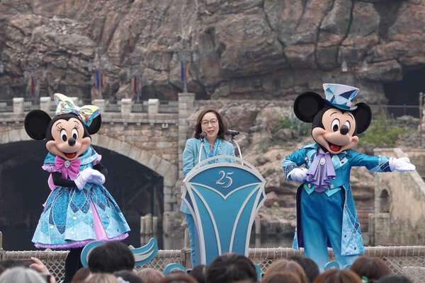 東京ディズニーシー、25周年イベント開幕 ミッキーマウスがゲストと