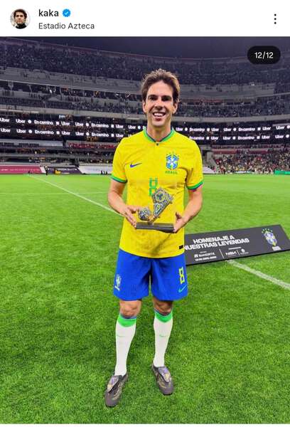 元サッカーブラジル代表レジェンド・カカ、13歳下美人妻と熱烈キスで