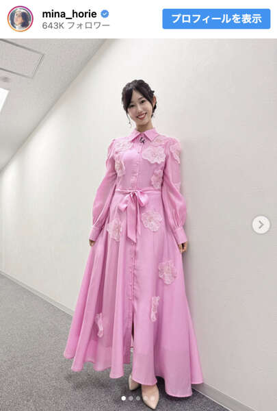 骨折中の“日本一強いアナウンサー”美女、かわいらしいピンクワンピース